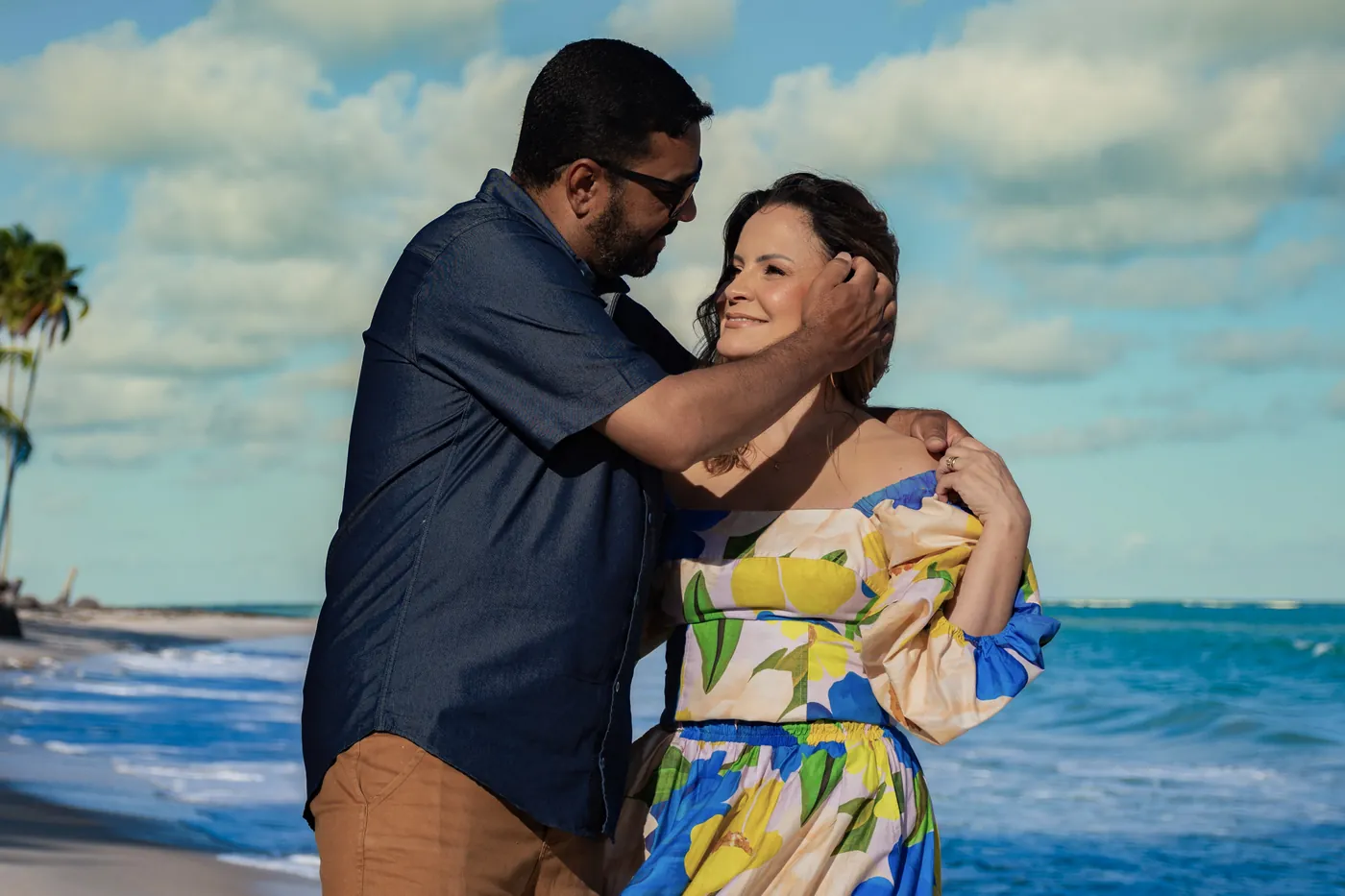 Casal ao pôr do sol